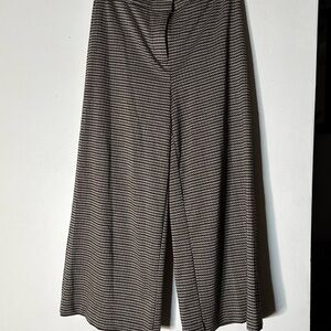 Vince Camuto Black, Brown, and White Houndstooth cropped Trousers